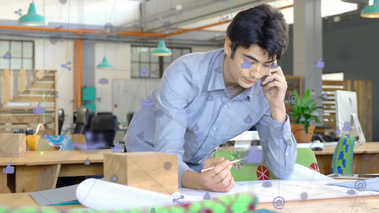 animación de la red de conexiones e iconos sobre el empresario asiático en la oficina