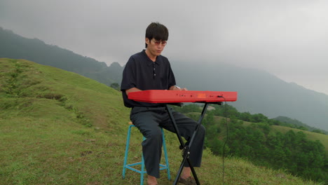 performance outdoors from a young keyboard player