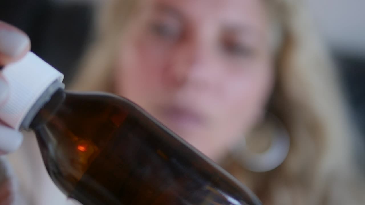 라벨 읽기 및 액체 약 복용 고려