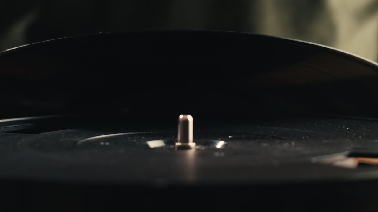 Mano che posiziona l'ago su un giradischi in vinile