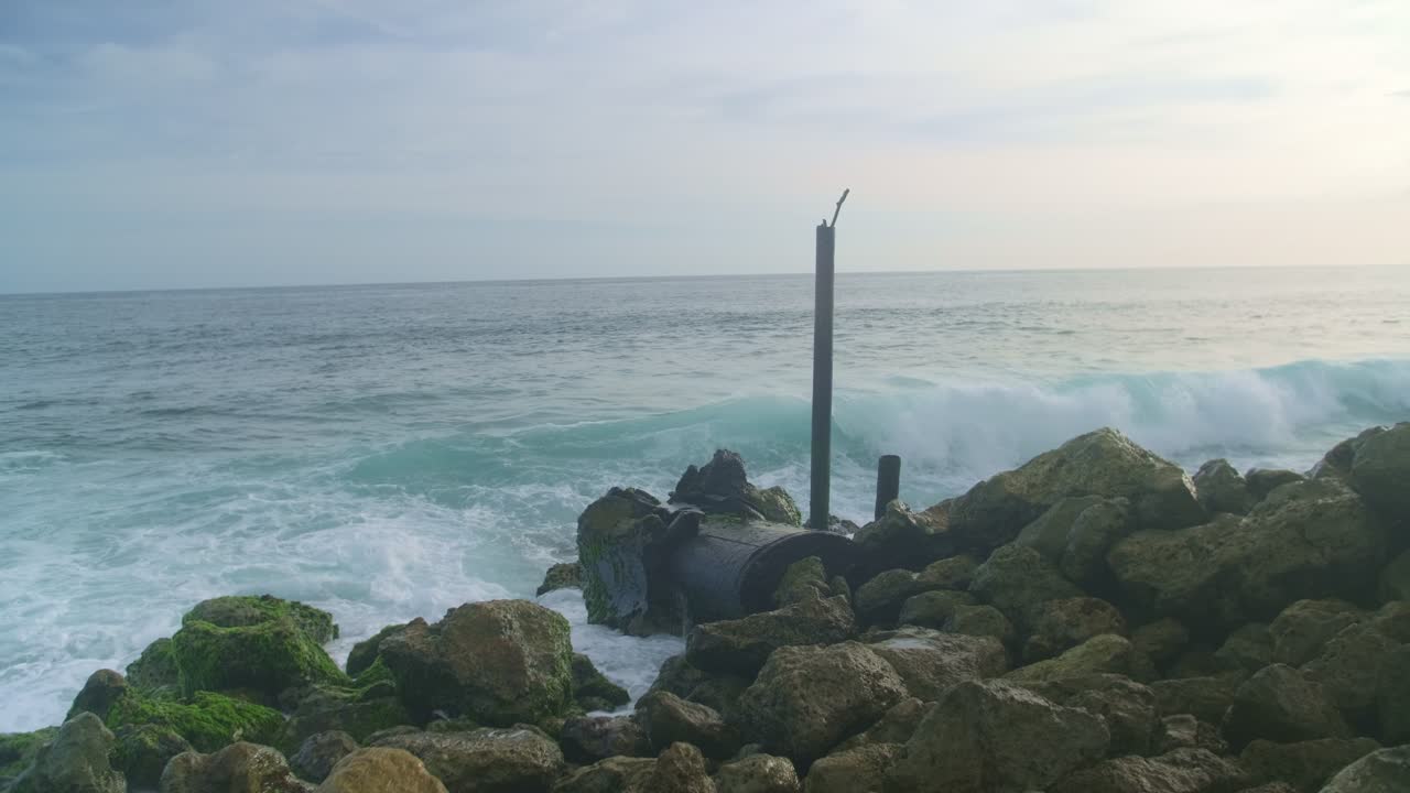 평화로운 남발리 바다 풍경: 바다의 아름다움