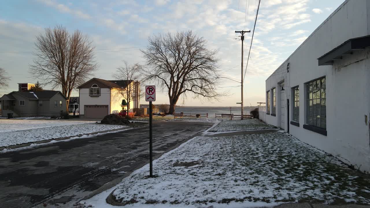 머스키건 호수의 차가운 하얀 눈 위에 색이 튀는 일출