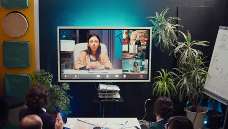 socios empresariales que colaboran en un proyecto de desarrollo global a través de videoconferencia