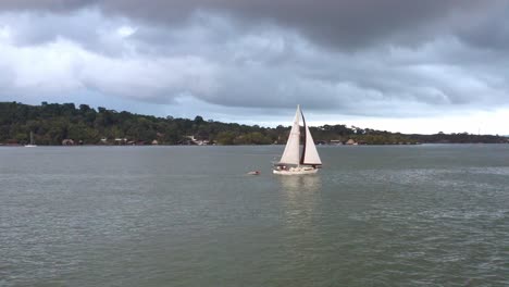barco de vela en el lago izabal, guatemala, disparo de paralaje aéreo