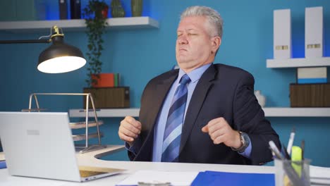 un hombre de negocios cansado con hombros doloridos.
