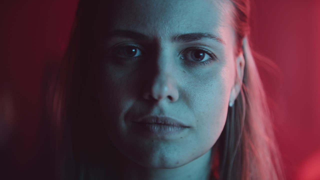 retrato de mujer con iluminación de neón