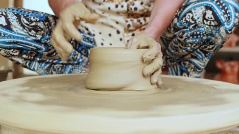 throwing pottery wheel moulding technique with moistness