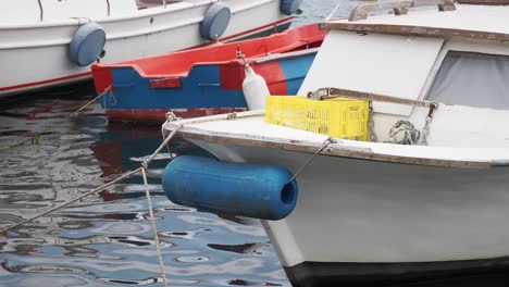 pequeños barcos atracados en un puerto