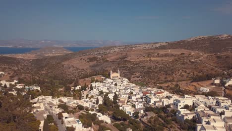 Dron-Aéreo-Lento-Golpe-En-Tiro-Sobre-El-Pueblo-Agrícola-De-Lefkes-Grecia