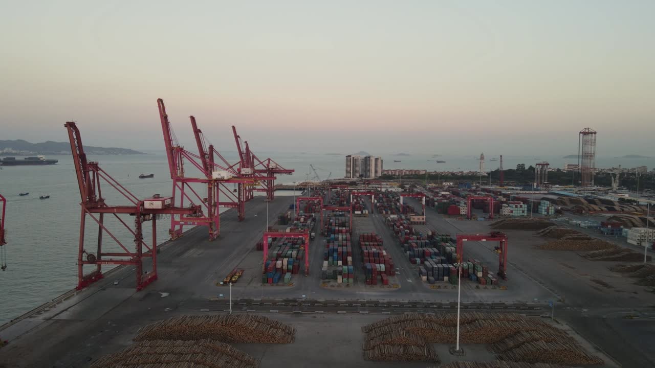 video aéreo de la escena de la terminal de carga