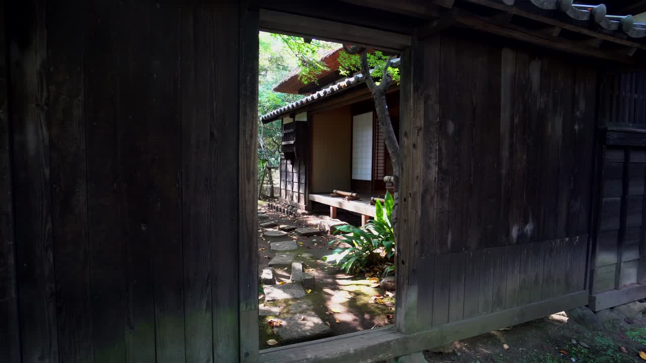 The traditional constructions of the Edo period (1603-1868) were characterized by the use entirely of wood and fittings for their construction. Carpenters were considered great masters of their art.