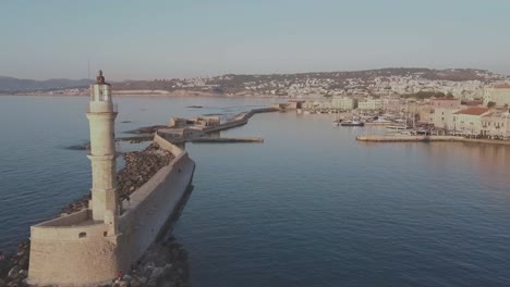 Kreta-Chania-Alter-Hafen-Leuchtturm-Sonnenuntergang-Luftbild-Drohne-Dolly-Schwindeleffekt