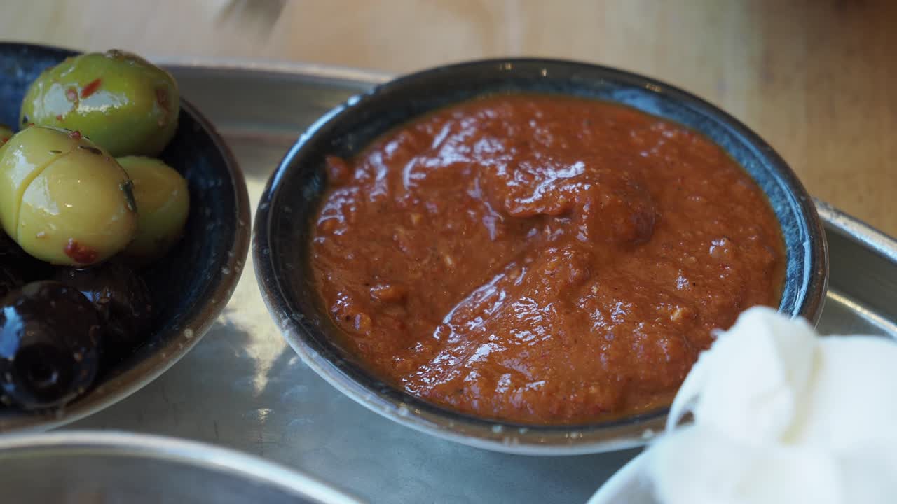 desayuno turco con pan y salsa