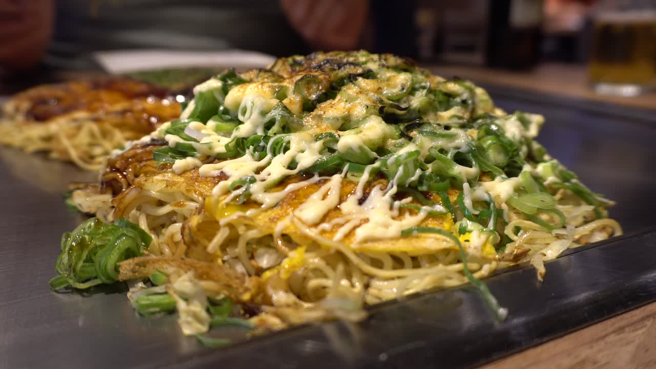 okonomiyaki - una comida japonesa deliciosa y famosa