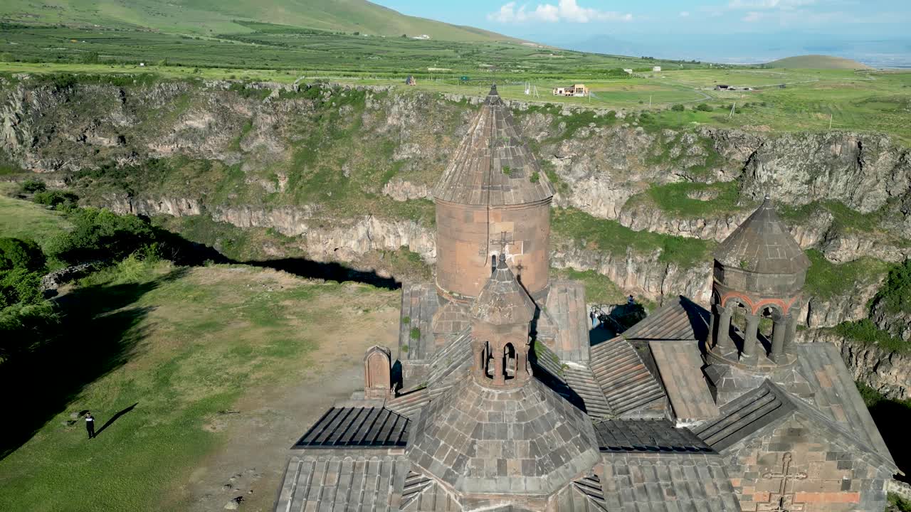 vídeo de drones de alta definición de 4k de la hermosa iglesia de saghmosavank, armenia