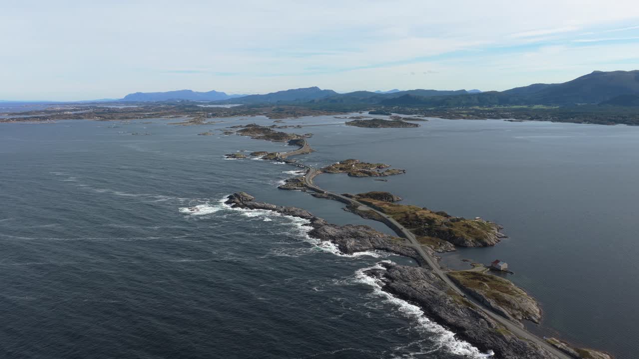 Vista aerea della Strada Atlantica che si snoda attraverso un selvaggio paesaggio marino nordico.