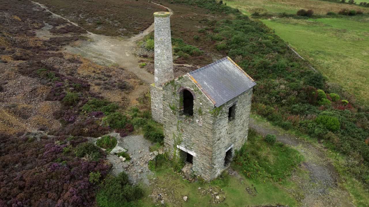 parys 산 버려진 벽돌 굴뚝 구리 광산 밀 돌 파멸 조감도 상승 기울기 아래로