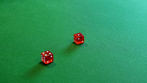 tirando cinco para perder en los dados en una mesa de casino verde