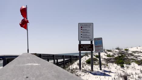 Deer-Lake-Beach-Florida-Banderas-Rojas-Y-Señales-De-Advertencia-A-Lo-Largo-De-La-Playa