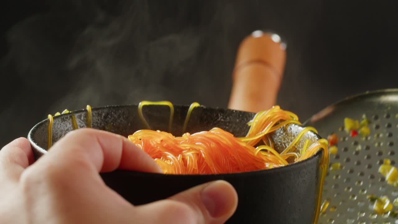 Preparing and Draining Fresh Noodles