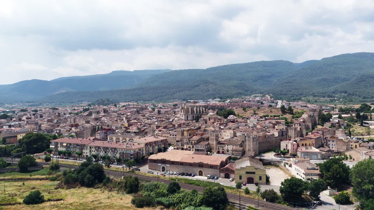 Vista aérea de un pueblo pintoresco con montañas