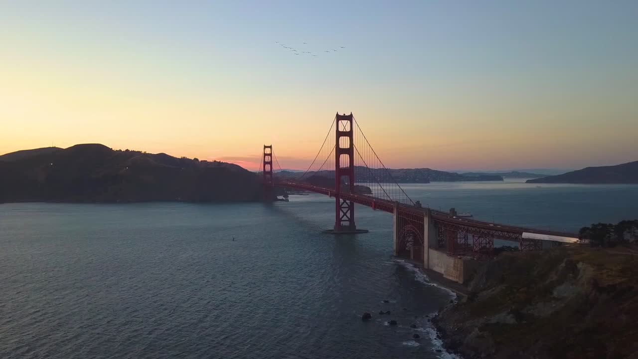 dolly adentro mientras una bandada de pájaros vuela sobre el puente golden gate en san francisco - 4k