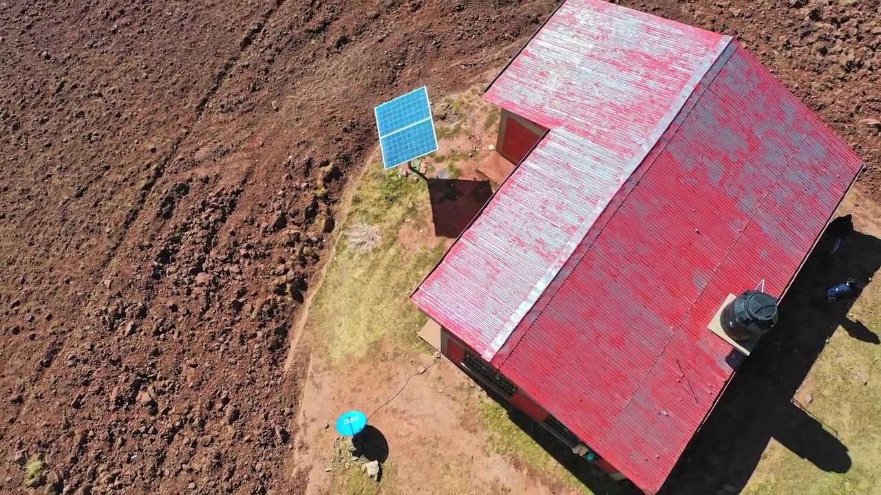 Isoleret hus med solpanel i Andesbjergene i Bolivia