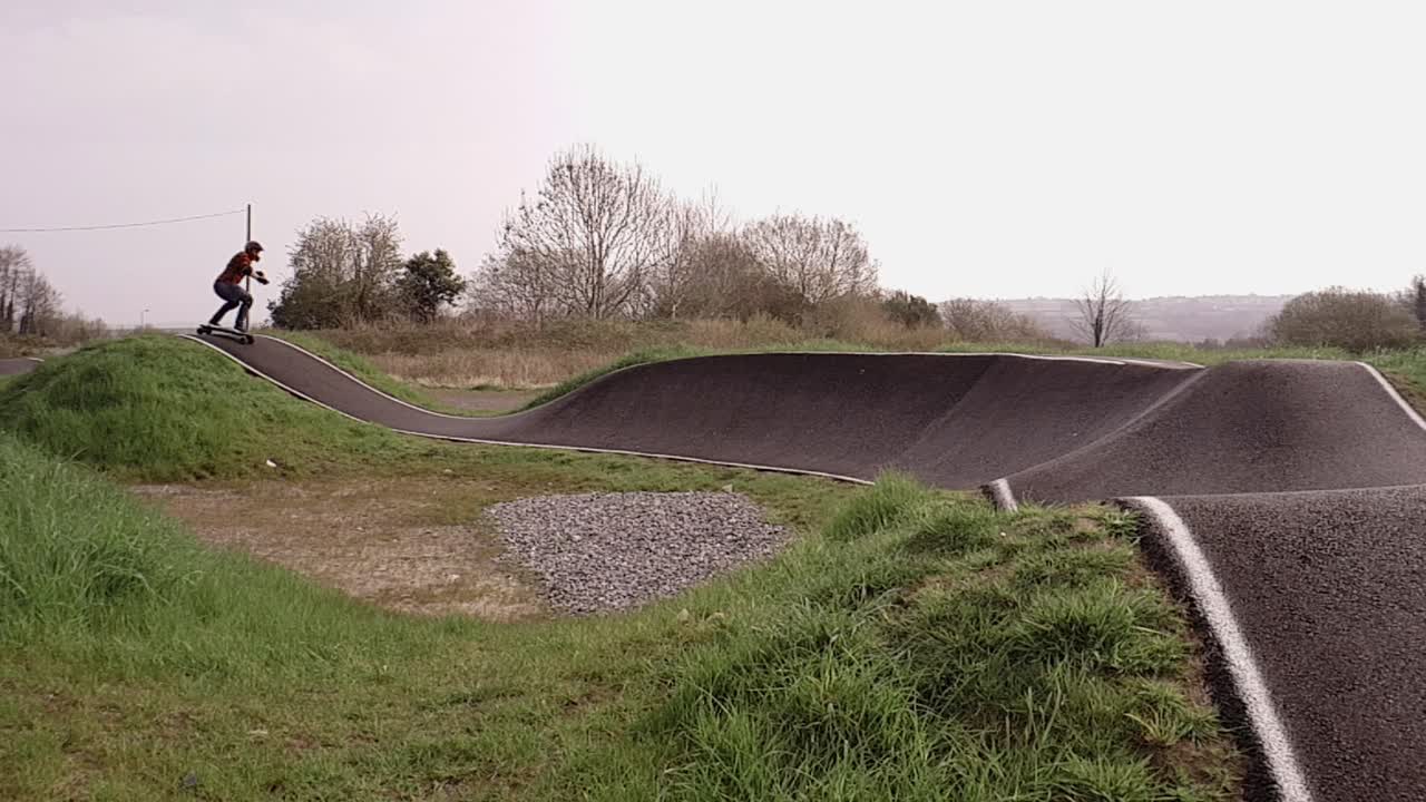 metraje de eboarding alrededor de una pista de bmx
