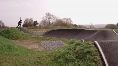 Metraje-De-Eboarding-Alrededor-De-Una-Pista-De-Bmx