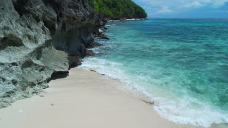 mężczyźni na pięknej plaży na wyspie bali w indonezji