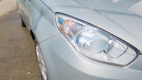 Turning-right-arrow-on-silver-car