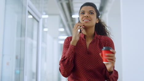 Feliz-Niña-Africana-Hablando-Por-Teléfono-En-La-Oficina.-Mujer-De-Negocios,-Colega-Sonriente