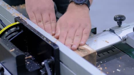 hombre carpintero usando la máquina de lijar, pulido del producto de madera: cámara lenta, primer plano