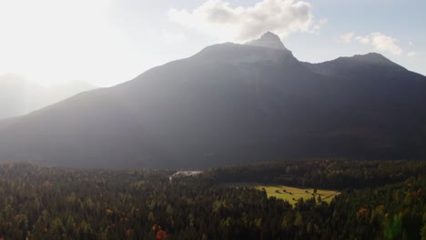 Antenne-Eines-Backlight-Berges-Mit-Grünem-Wald-Am-Morgen