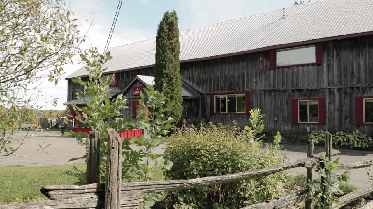 캐나다 오타와에 있는 스트래스미어 결혼식 및 이벤트 센터에 있는 파티나 오래된 울타리 뒤에서 롯지의 넓은 경치를 감상할 수 있습니다.