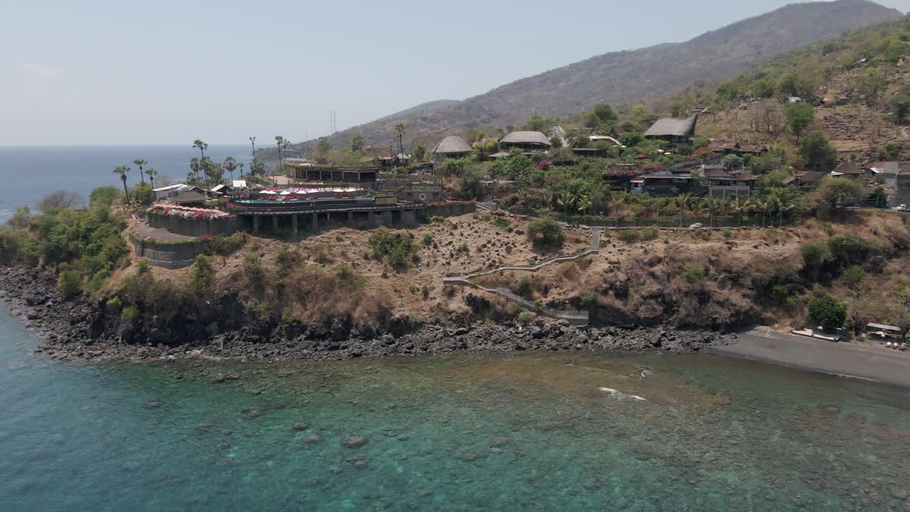 el restaurante amed bali en el promontorio sobre la playa rocosa