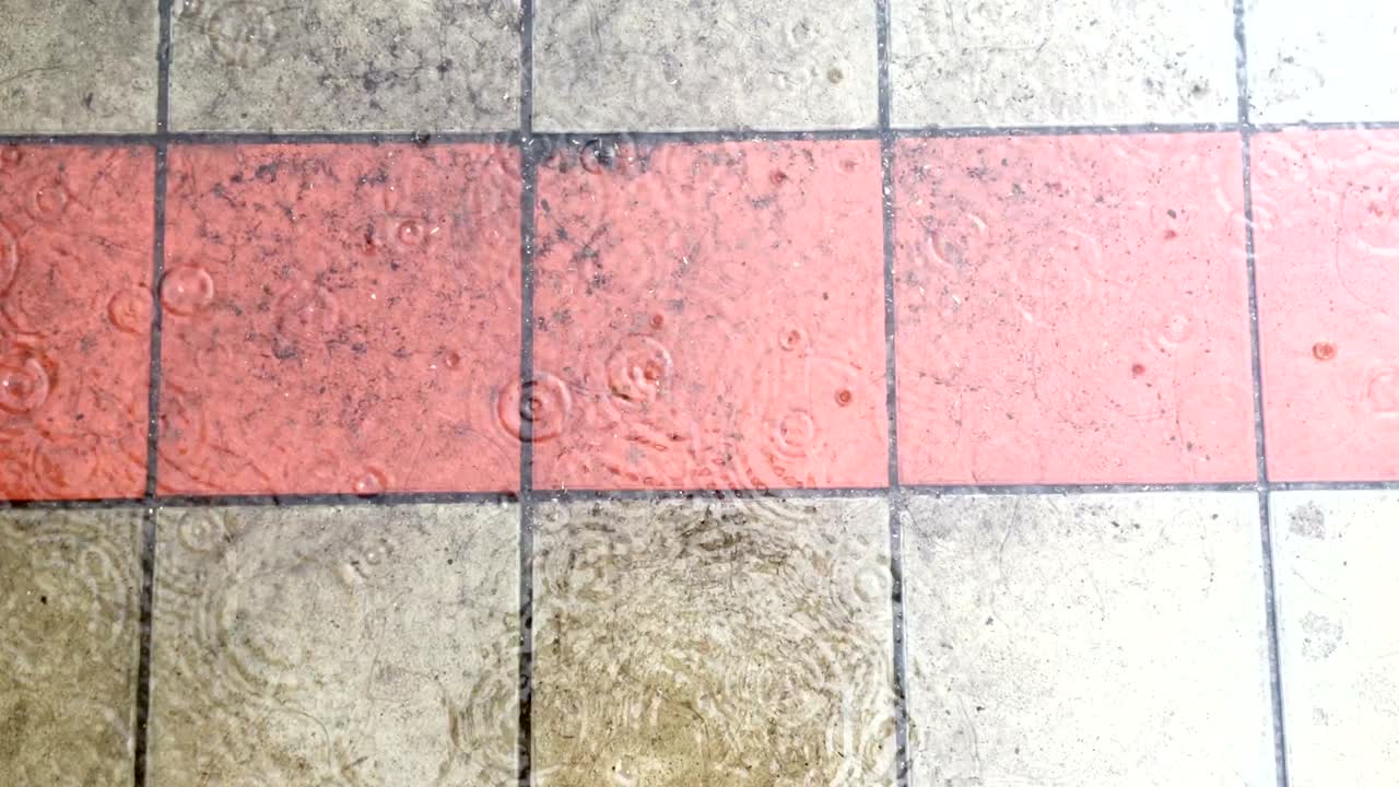 mal tiempo. la lluvia va sobre la losa de pavimento sucia.