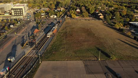 Ein-Flug-über-Eine-örtliche-Stadtbahnstation-Bei-Sonnenuntergang