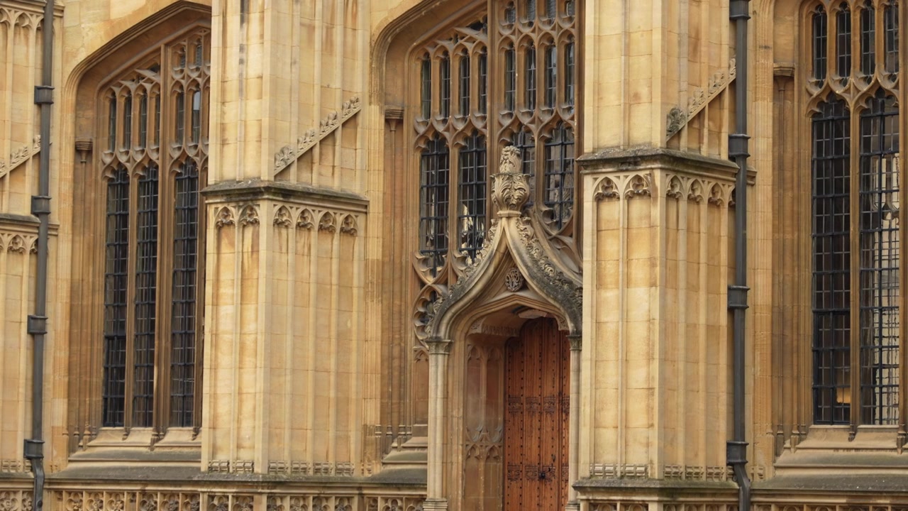 Dettagli di intricata lavorazione gotica in pietra sull'architettura storica di Oxford