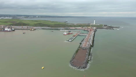 una vista aérea del progreso de los trabajos de construcción en el nuevo puerto sur de aberdeen en nigg bay en un día nublado