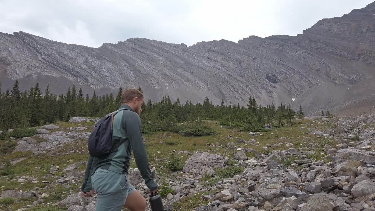 caminante caminando a través del anfiteatro de montaña siguió pan rockies kananaskis alberta canada