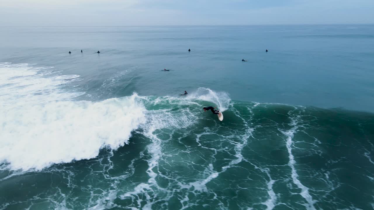 vista de drones de un surfista irreconocible en san diego