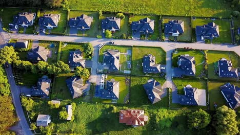 Luftaufnahme-Eines-Dorfes-Mit-Häusern,-Wohndrohne,-Oben,-Ansicht-Eines-Immobilienmaklers-Mit-Blauem-Sommerhimmel