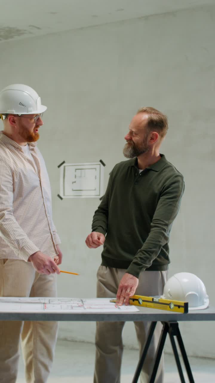 arquitectos que revisan los planes de construcción