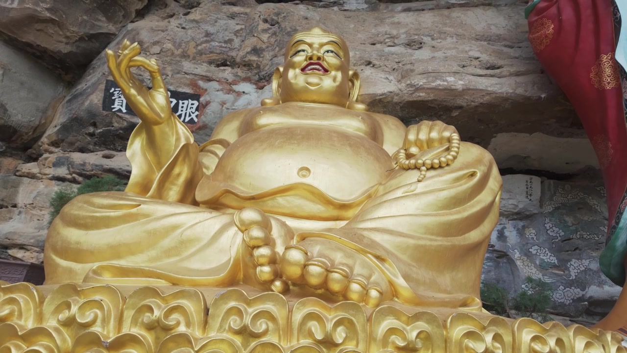 Tượng Phật Di Lặc vàng rực rỡ tại chùa Shibaoshan được chạm khắc vào vách đá.