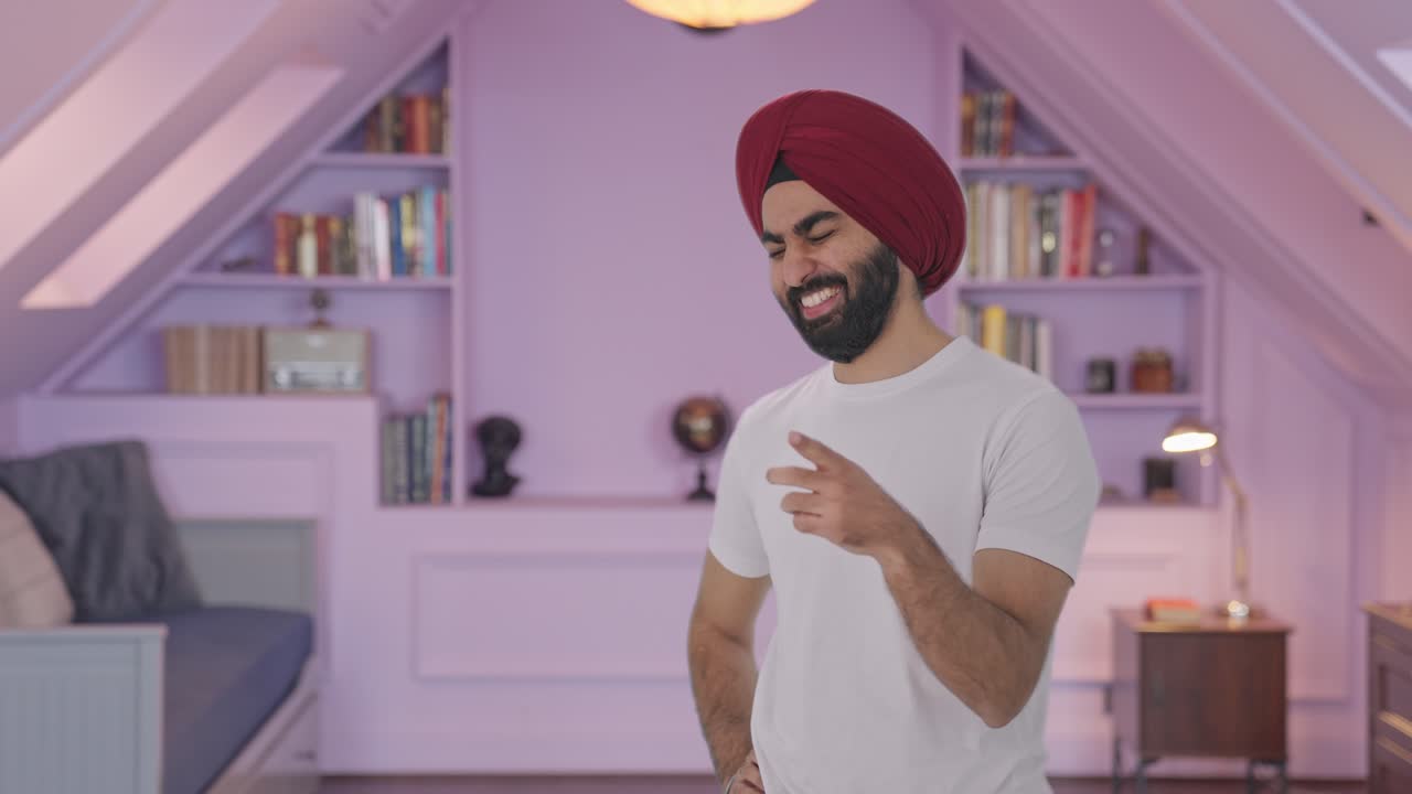 Uomo indiano Sikh felice che ride