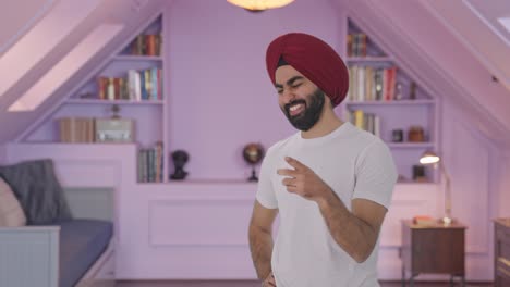 hombre indio sikh feliz riendo