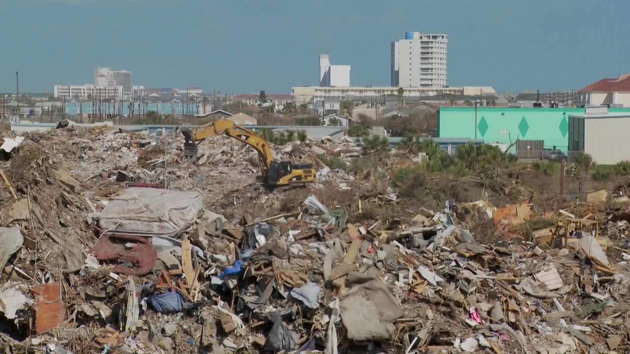 basura se amontona tras la devastación del huracán ike en galveston, texas 1
