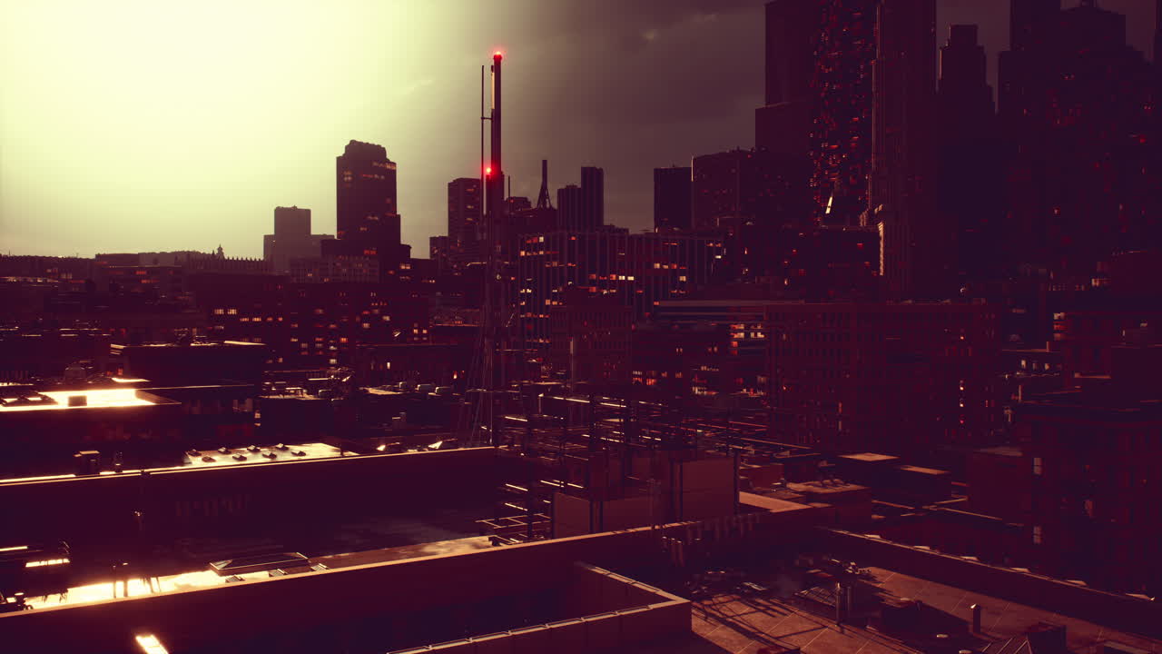 街のパノラマの上に雪の嵐の雲