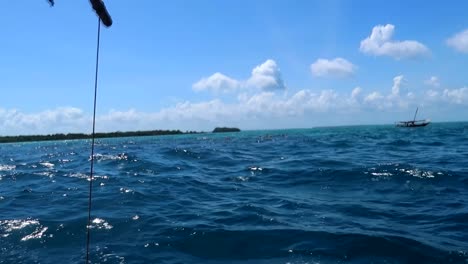 movimiento excesivo con olas de un barco de madera detenido en el océano índico